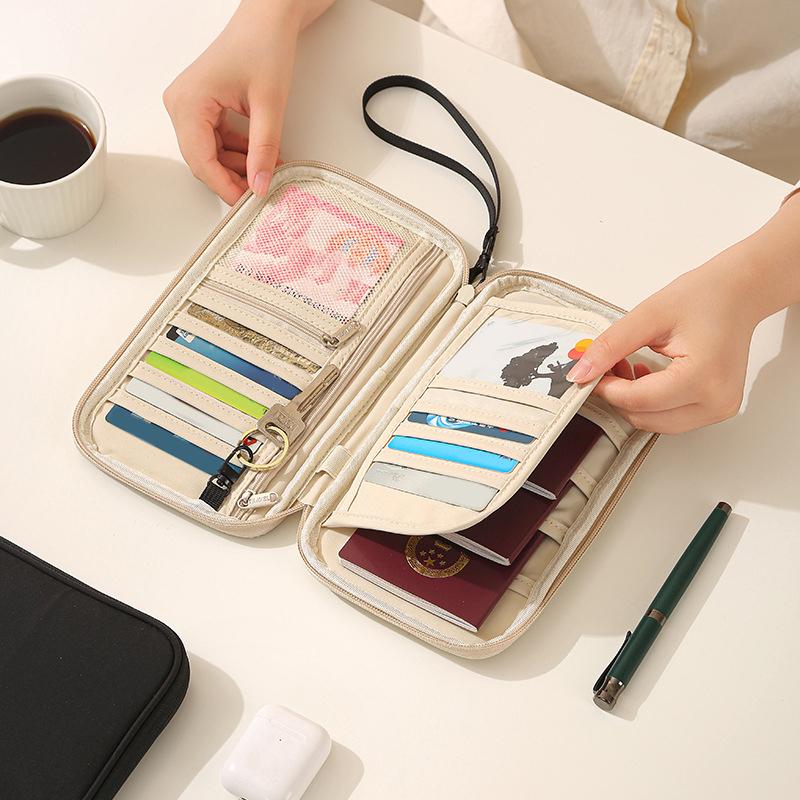 Organizer na akcesoria podróżn – Travel Accessories Passport Holder recenzja i cena