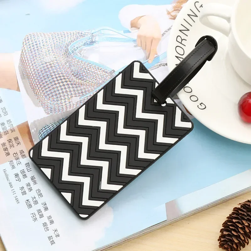 Geometryczne przywieszki bagaż – It Travel Accessories recenzja i cena
