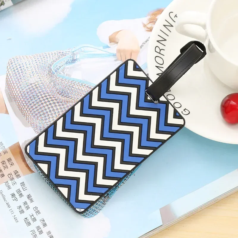Geometryczne przywieszki bagaż – It Travel Accessories recenzja i cena